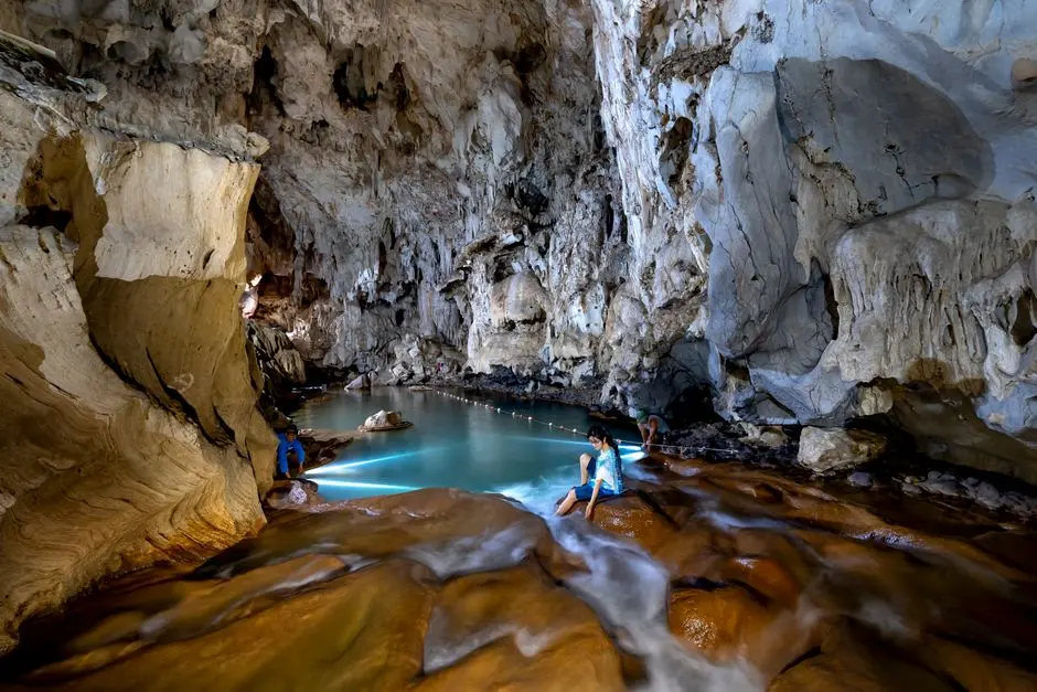Menjelajah Air Terjun Tersembunyi di Perbatasan Kalimantan Barat