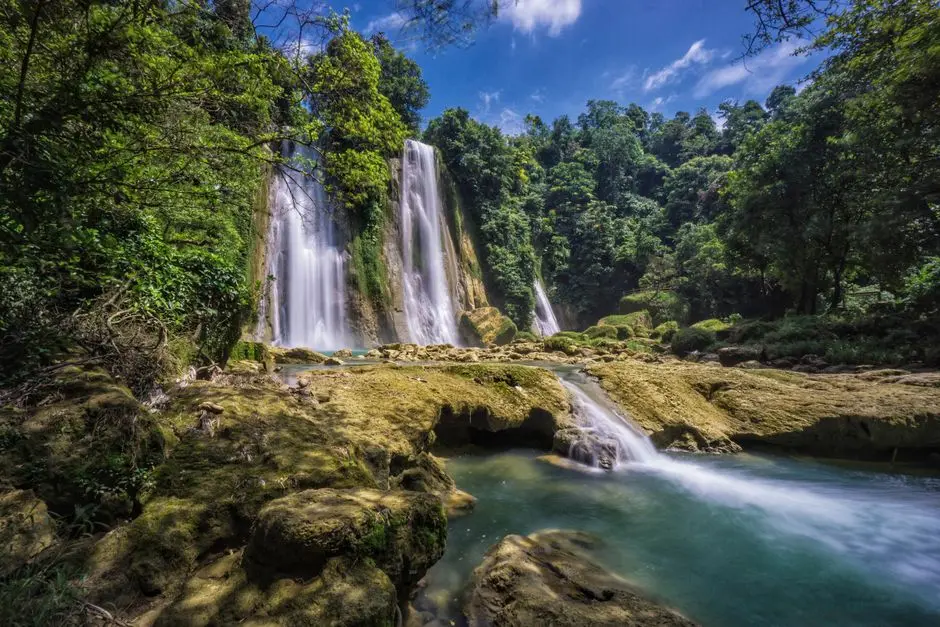Air Terjun Santi di Kalimantan Barat dengan kolam hijau toska