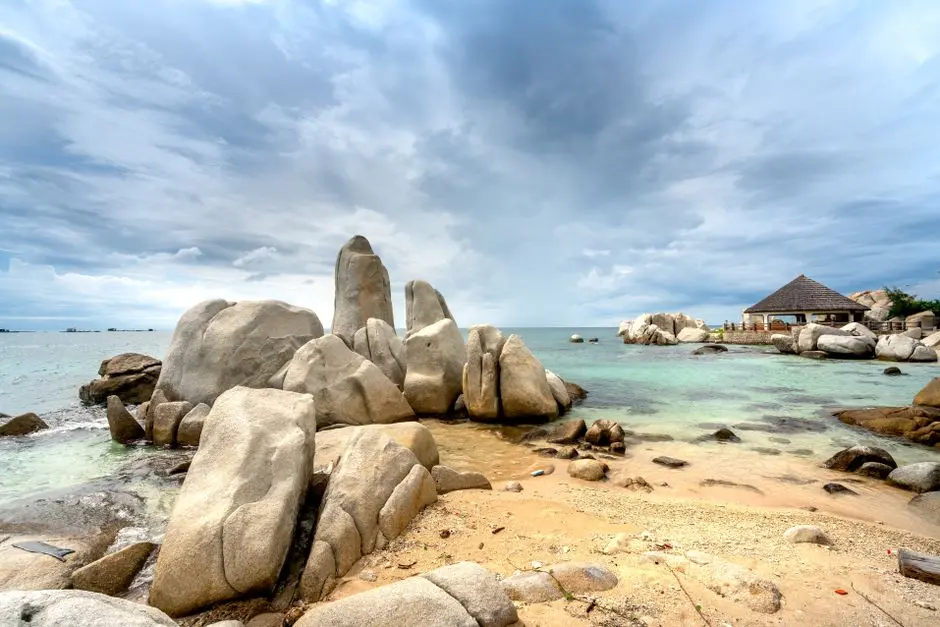 Pantai Tanjung Kelayang dengan batu granit dan laut biru